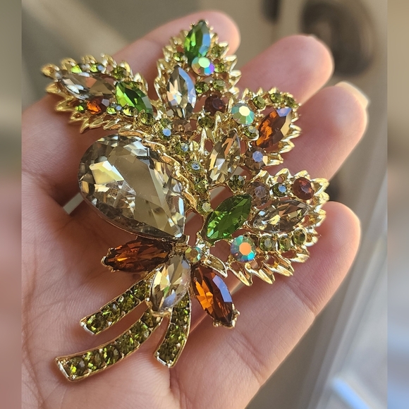 Large Sparkling Leaf Brooch – Gold Tone, Green & Brown Crystals - Picture 7 of 7
